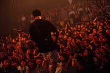 岡峰光舟（B / THE BACK HORN）とオーディエンス。