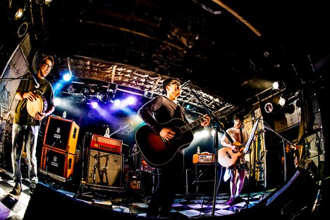 「セロリ」を演奏する一瀬正和（Dr / ASPARAGUS）、フルカワユタカ、渡邊忍（Vo, G / ASPARAGUS）。（撮影：浜野カズシ）