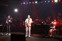 スキマスイッチと小田和正。（Photo by ATSUKI IWASA）