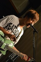 小関竜矢（Vo, G）（写真提供：TOKYO FM）