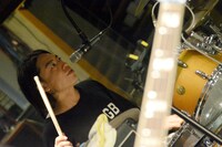 鈴木敬（Dr, Cho）（写真提供：TOKYO FM）