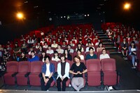 トークショーでのPeople In The Box。