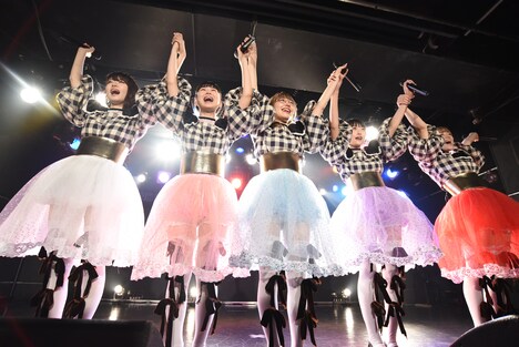 7月31日に東京・原宿アストロホールで開催されたむすびズムワンマンライブ「むすぶぞワンマン！ ～原宿攻略せよ！～」の様子。