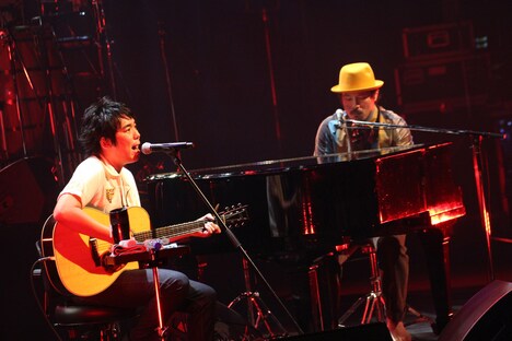 スキマスイッチ「スキマスイッチ TOUR 2017 "re:Action" スキマスイッチvsスキマスイッチ」の様子。(Photo by ATSUKI IWASA)