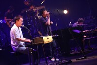 スキマスイッチと小田和正。（Photo by ATSUKI IWASA）