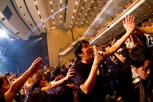 フロアに降りて歌う大橋卓弥。（Vo, G / スキマスイッチ）（Photo by ATSUKI IWASA）