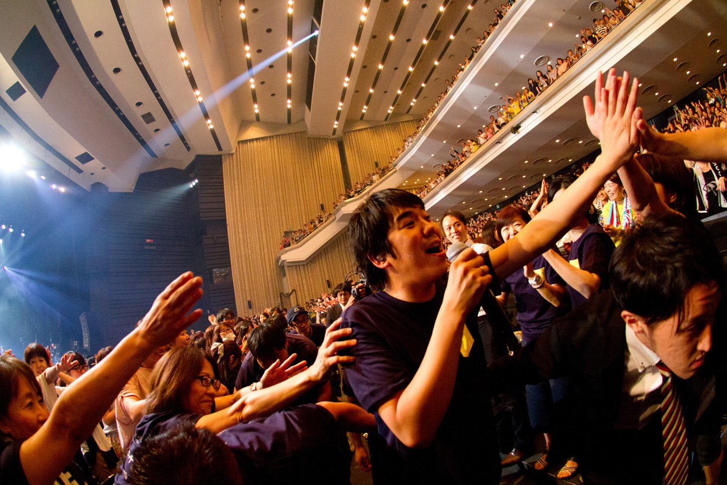 フロアに降りて歌う大橋卓弥。（Vo, G / スキマスイッチ）（Photo by ATSUKI IWASA）