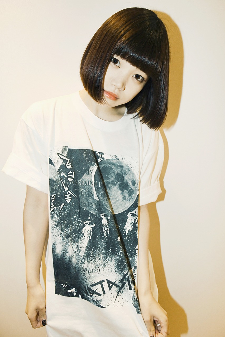 NATASHAのTシャツを着たCHiTTiii。