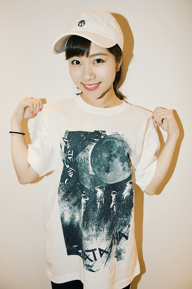 NATASHAのTシャツを着たMAINA。