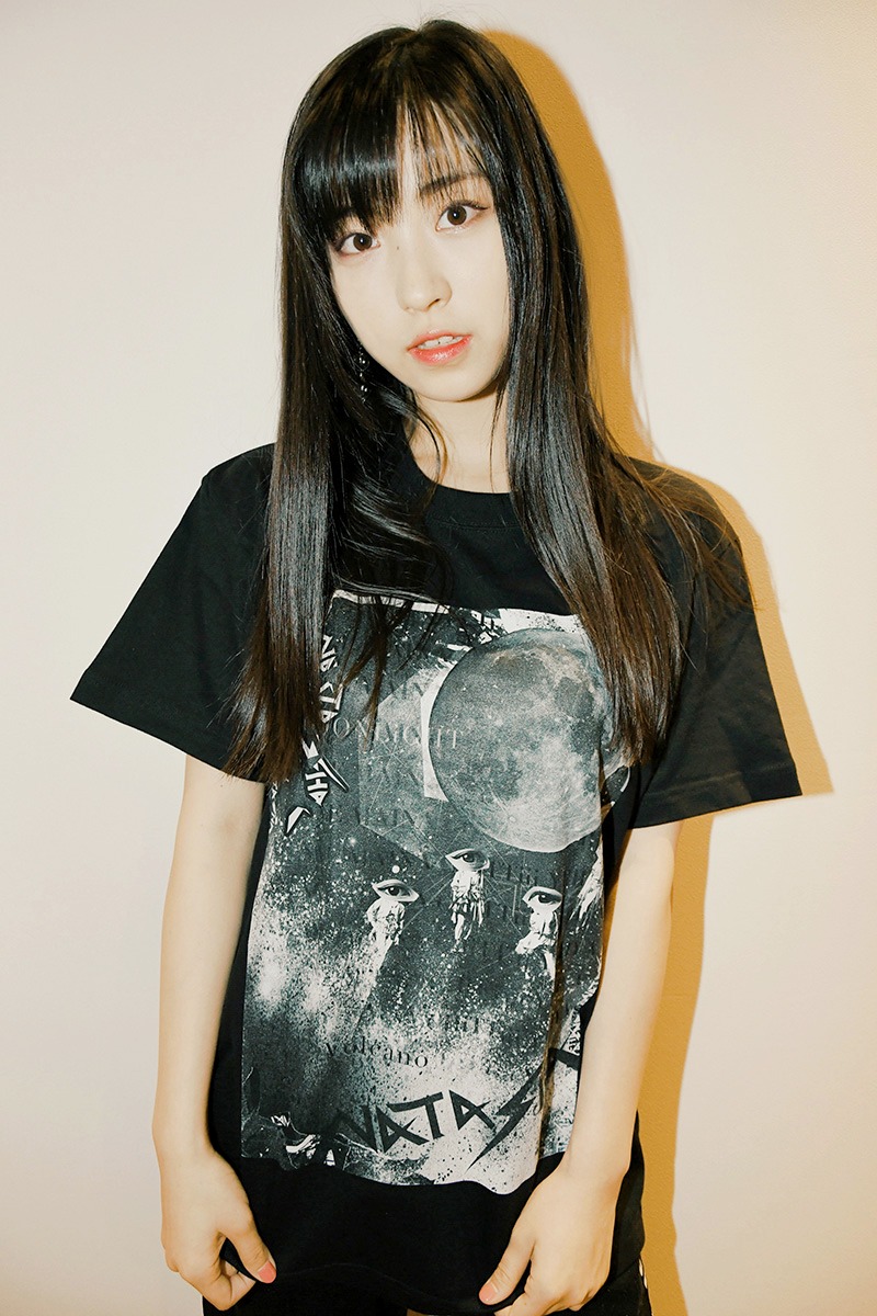 NATASHAのTシャツを着たYURIYA。