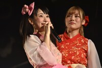 ゆるいトークの流れから突然台本通りのセリフで曲につなげようとする山田なみ（左）と椎名エル（右）。