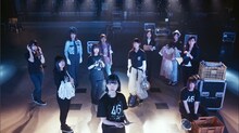 乃木坂46「ライブ神」ミュージックビデオのワンシーン。
