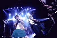 「ふっかつのじゅもん」演奏時の黒田隼之介（G, Cho）と片岡健太（Vo, G）。（撮影：後藤壮太郎）