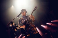 片岡健太（Vo, G）（撮影：後藤壮太郎）