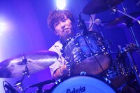 荒井智之（Dr, Cho）（撮影：後藤壮太郎）