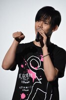 ハンバーグの食レポをする小笠原海（超特急）。