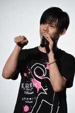 ハンバーグの食レポをする小笠原海（超特急）。