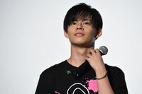 ファンの質問を聞く小笠原海（超特急）。