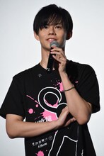 ファンからの質問に答える小笠原海（超特急）。