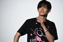 クジを引く小笠原海（超特急）。