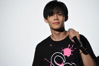 当選者を探す小笠原海（超特急）。