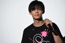 当選者を探す小笠原海（超特急）。