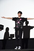 Tシャツを観客に見せる小笠原海（超特急）。