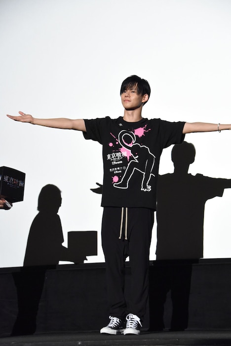 Tシャツを観客に見せる小笠原海(超特急)。