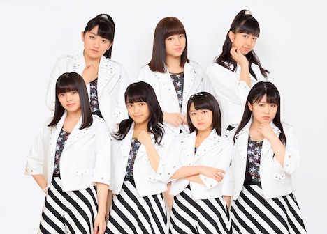 こぶしファクトリー。後列中央が小川麗奈。