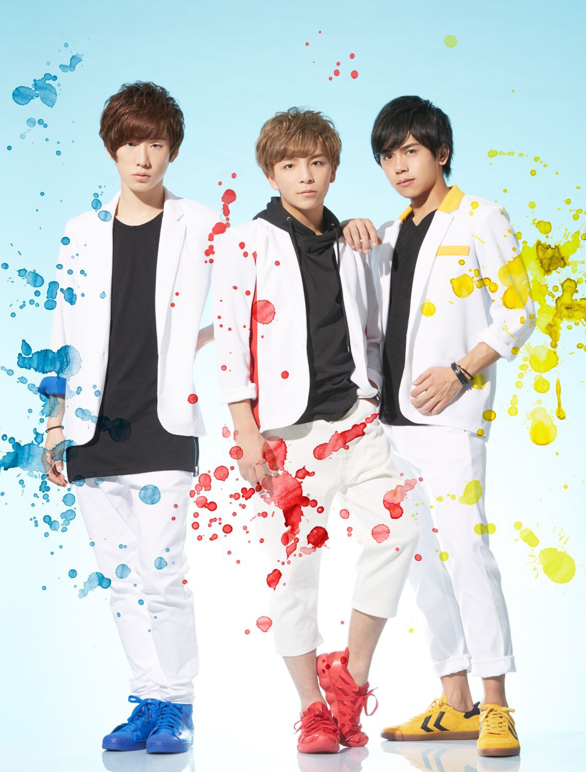 水着姿のトラフィックライト。プールで泡まみれ