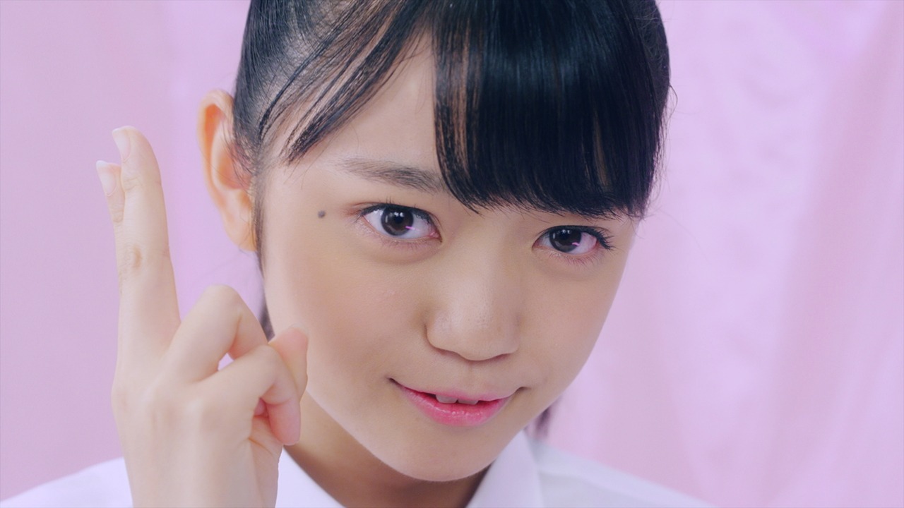 アップアップガールズ（2）「二の足Dancing」のミュージックビデオのワンシーン。