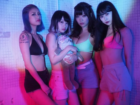 左からレディヴァンSENA、黒沢えりい、藤田恵名、早野有純。(撮影:みてぃふぉ)
