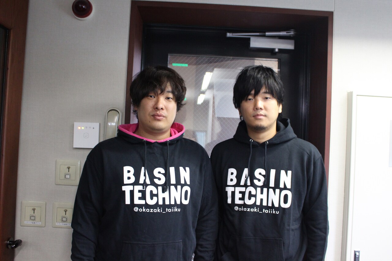 左から岡崎体育、秦基博。 - 秦基博オファーを受け岡崎体育が