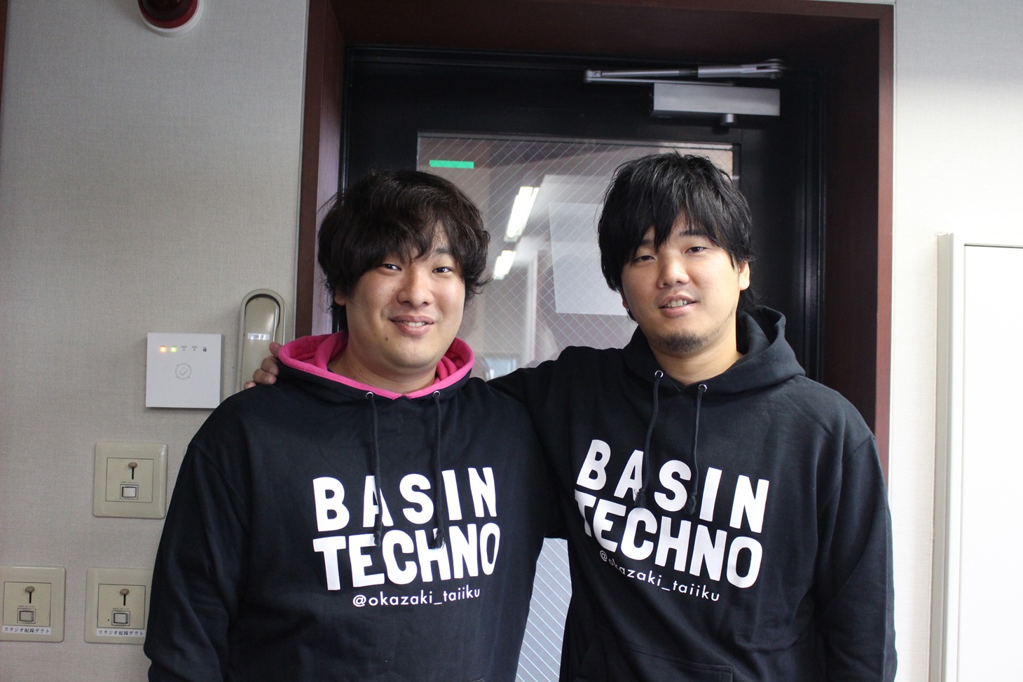 「BASIN TECHNO」パーカーに身を包んだ岡崎体育と秦基博。