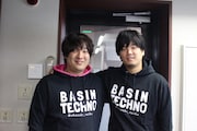 「BASIN TECHNO」パーカーに身を包んだ岡崎体育と秦基博。