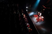 石崎ひゅーい「弾き語りワンマンtour 2017『きびだんご』」の様子。（Photo by HAJIME KAMIIISAKA）