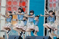 =LOVEの初パフォーマンスの様子。