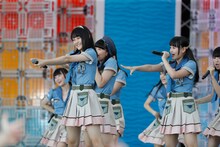 =LOVEの初パフォーマンスの様子。