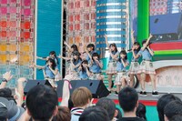 =LOVEの初パフォーマンスの様子。