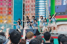 =LOVEの初パフォーマンスの様子。