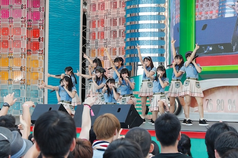 =LOVEの初パフォーマンスの様子。