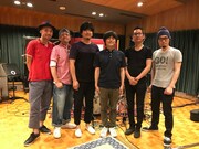 左から皆川真人、久保田光太郎、秦基博、バカリズム、鈴木正人、玉田豊夢。