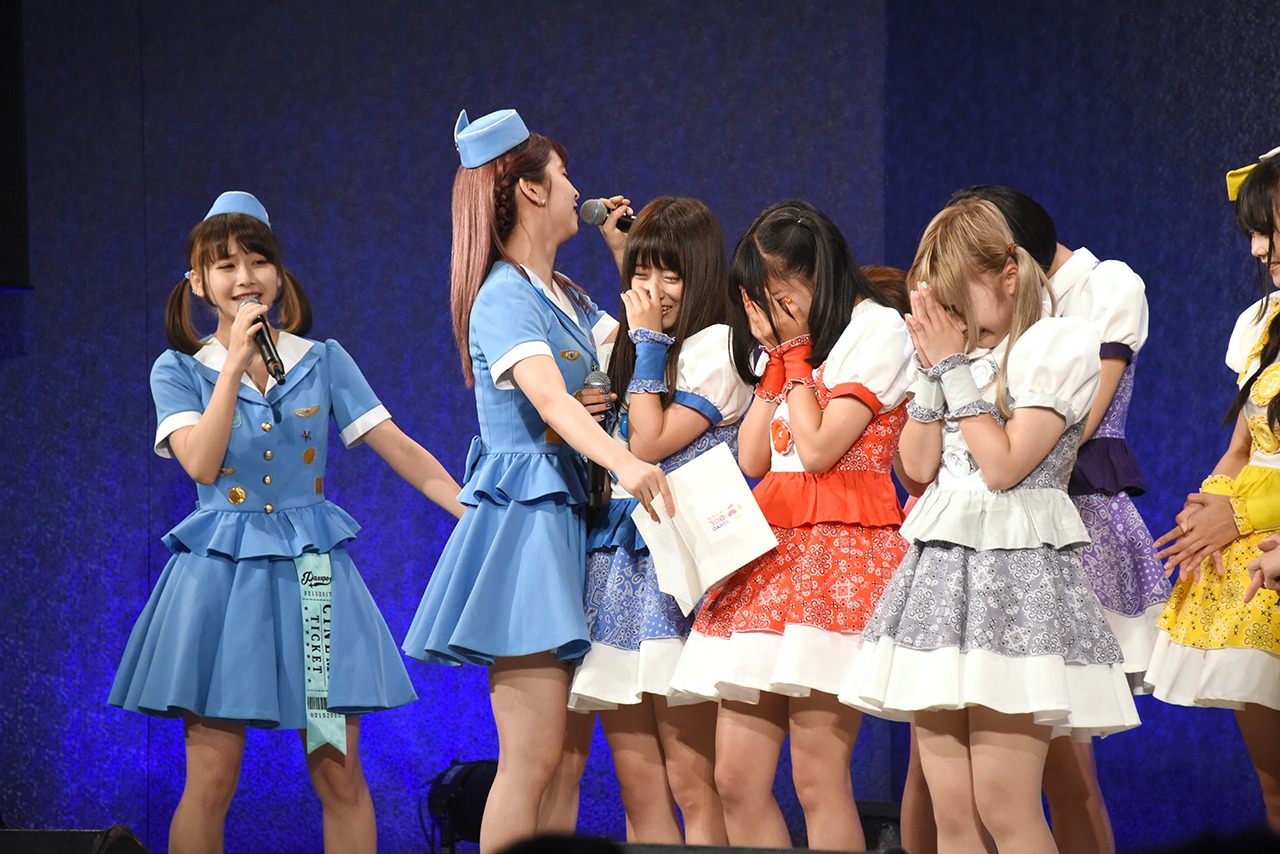 「TIF2017メインステージ争奪LIVE 決勝戦」で敗れ、泣いて悲しむ天晴れ！原宿を励ますPASSPO☆の増井みお（左）と玉井杏奈（中央）。