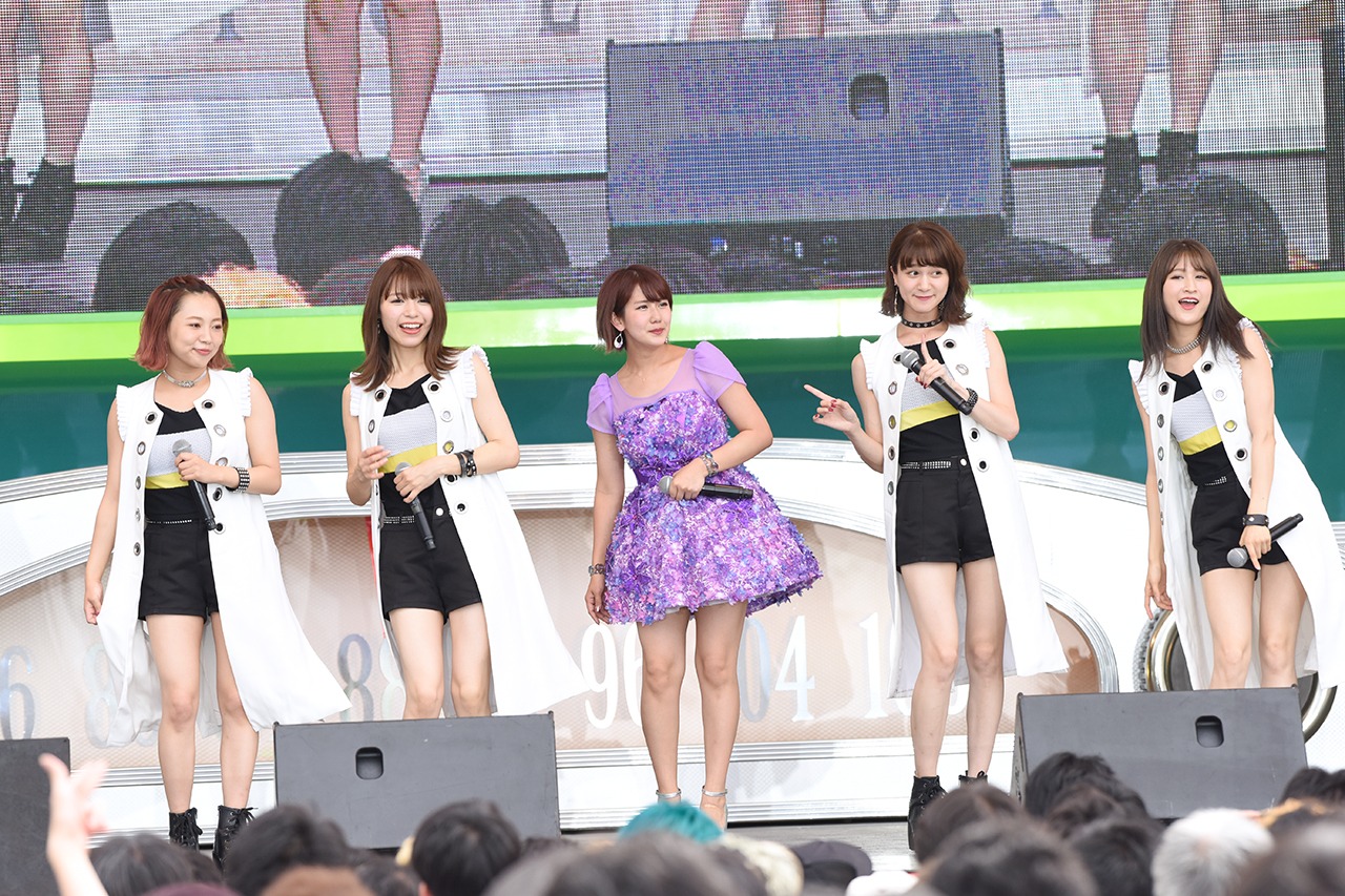 チャオ ベッラ チンクエッティとモーニング娘。「真夏の光線」を歌う岡井千聖。