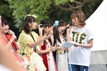 念願の初対面を果たした“ぺろりん先生“こと鹿目凛（ベボガ！ / 左から2番目）と指原莉乃（HKT48、STU48 / 右端）。