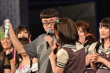 戸田真琴（原宿☆バンビーナ）の持ち物チェックで歯ブラシを発見したイジリー岡田。