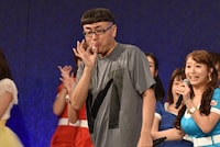 白石茉莉奈（恵比寿★マスカッツ）のリップクリームをねぶるイジリー岡田。