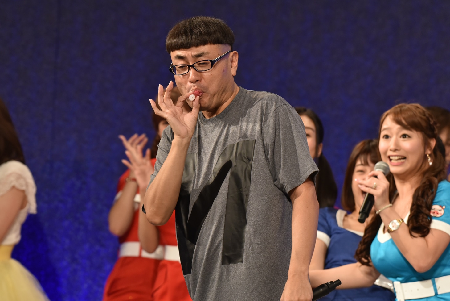 白石茉莉奈（恵比寿★マスカッツ）のリップクリームをねぶるイジリー岡田。