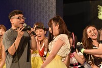 変顔で高速ベロに挑戦する愛原れの（ラブリーポップス / 中央）。