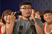 本家高速ベロを披露するイジリー岡田。